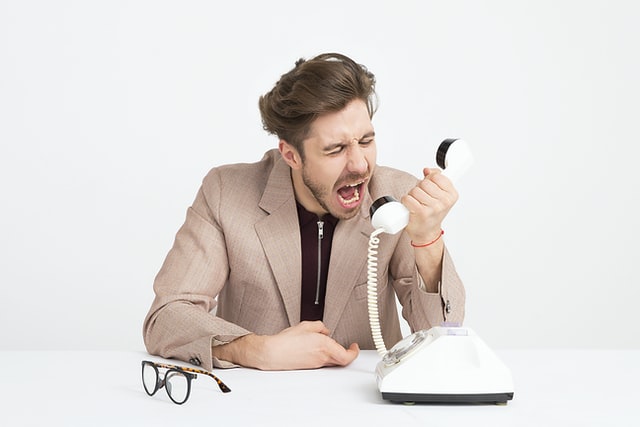 Homem gritando ao telefone