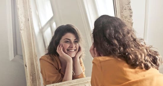 Mulher se conscientizando de sua autoestima